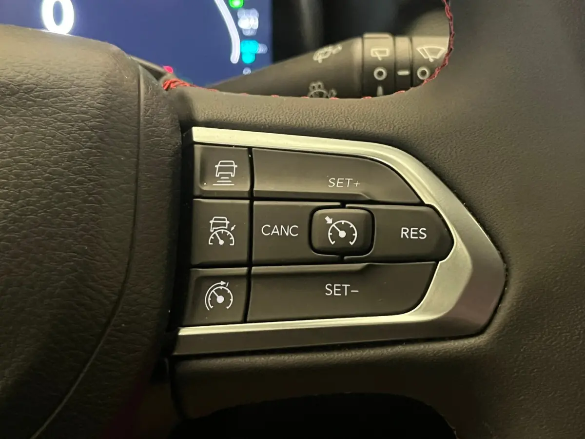 4xe 240 Plug-in Hybrid Trailhawk Lederen Bekleding | Elek. Stoelen met Geheugen | Camera | Adaptieve Cruise | LED | 17" Lichtmetaal | Achteruitrijcamera | Airco (automatisch) | Cruise contro