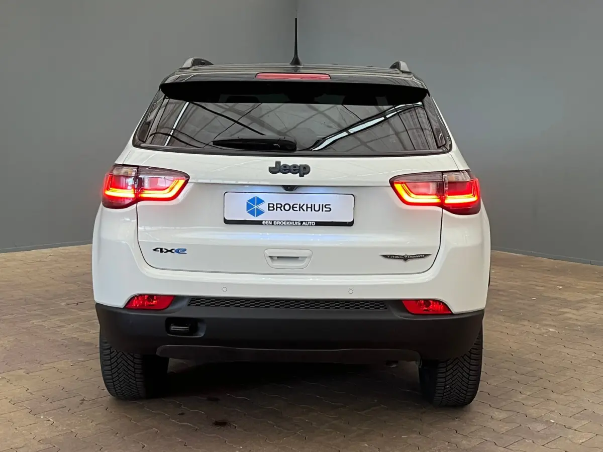 4xe 240 Plug-in Hybrid Trailhawk Lederen Bekleding | Elek. Stoelen met Geheugen | Camera | Adaptieve Cruise | LED | 17" Lichtmetaal | Achteruitrijcamera | Airco (automatisch) | Cruise contro