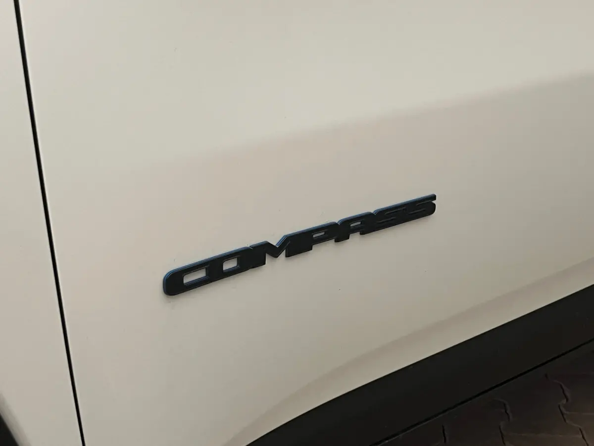 4xe 240 Plug-in Hybrid Trailhawk Lederen Bekleding | Elek. Stoelen met Geheugen | Camera | Adaptieve Cruise | LED | 17" Lichtmetaal | Achteruitrijcamera | Airco (automatisch) | Cruise contro