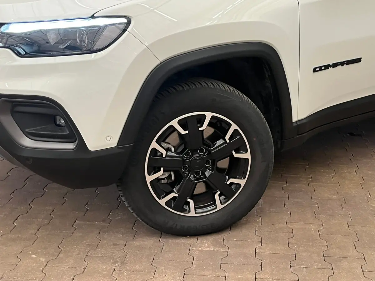 4xe 240 Plug-in Hybrid Trailhawk Lederen Bekleding | Elek. Stoelen met Geheugen | Camera | Adaptieve Cruise | LED | 17" Lichtmetaal | Achteruitrijcamera | Airco (automatisch) | Cruise contro