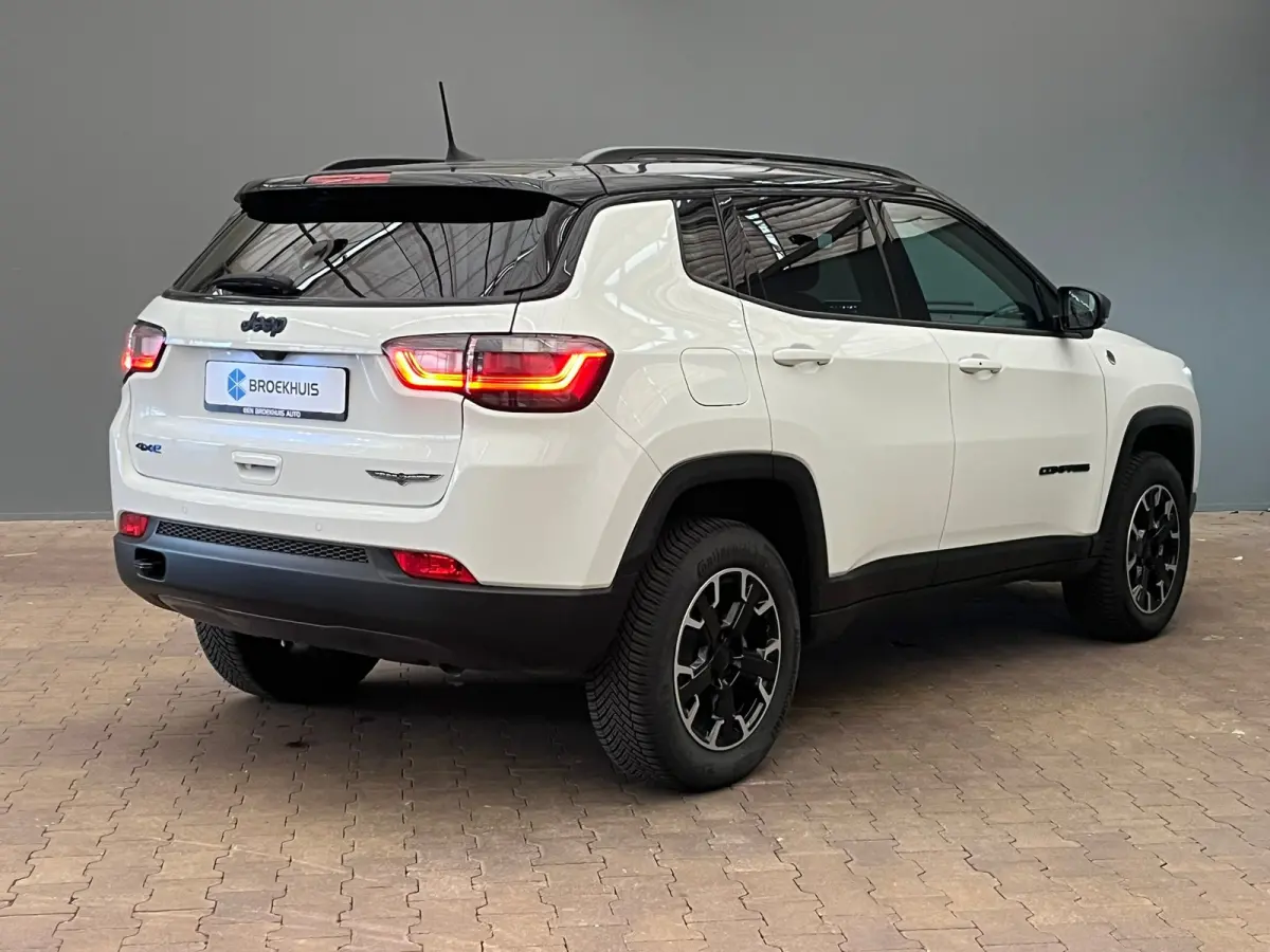 4xe 240 Plug-in Hybrid Trailhawk Lederen Bekleding | Elek. Stoelen met Geheugen | Camera | Adaptieve Cruise | LED | 17" Lichtmetaal | Achteruitrijcamera | Airco (automatisch) | Cruise contro