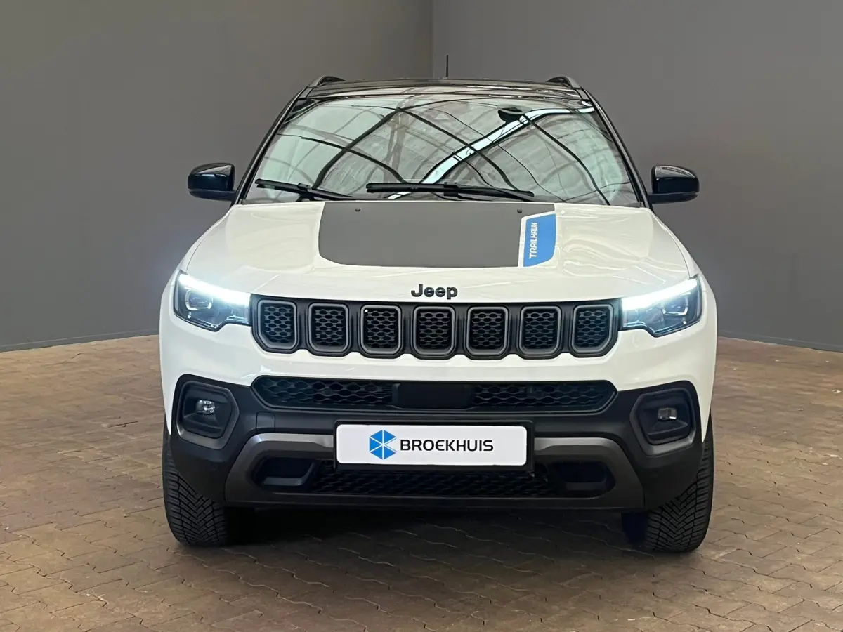 4xe 240 Plug-in Hybrid Trailhawk Lederen Bekleding | Elek. Stoelen met Geheugen | Camera | Adaptieve Cruise | LED | 17" Lichtmetaal | Achteruitrijcamera | Airco (automatisch) | Cruise contro
