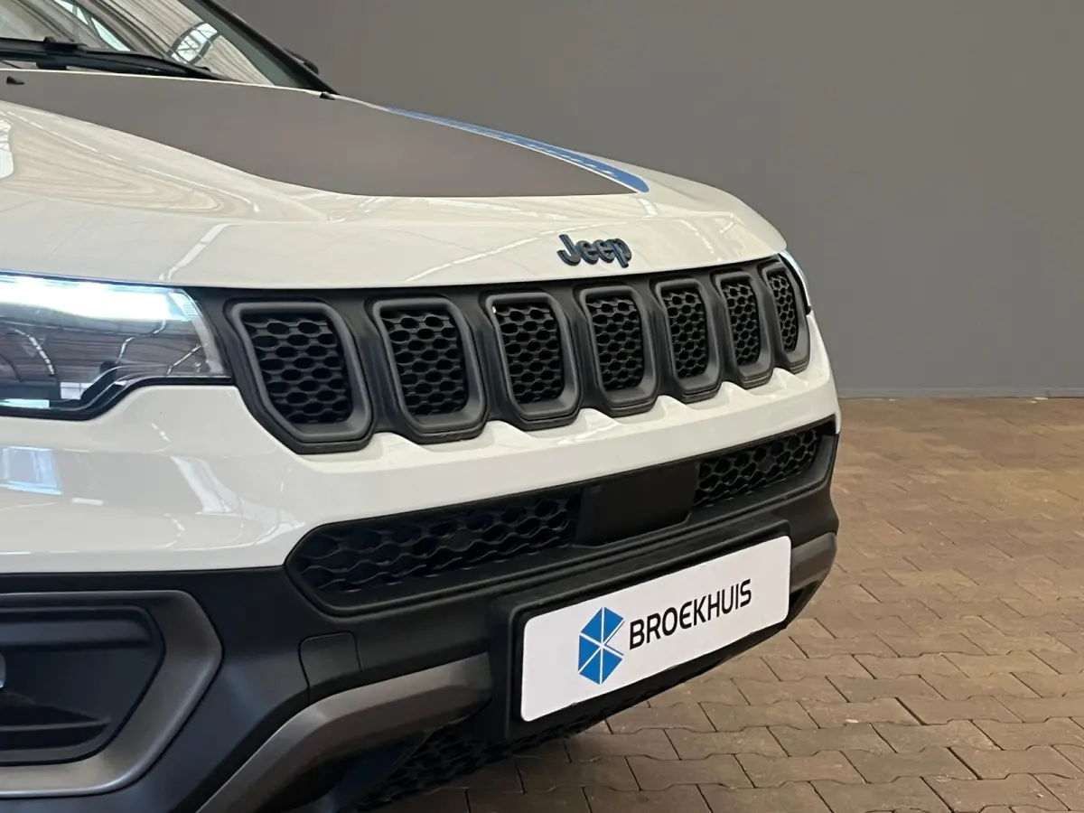 4xe 240 Plug-in Hybrid Trailhawk Lederen Bekleding | Elek. Stoelen met Geheugen | Camera | Adaptieve Cruise | LED | 17" Lichtmetaal | Achteruitrijcamera | Airco (automatisch) | Cruise contro