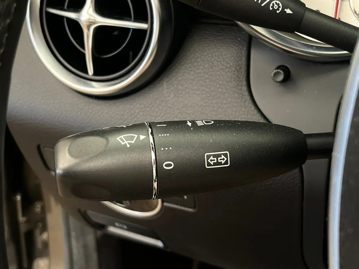 250 Lederen Bekleding | Airscarf | Stoelverwarming | 18" Lichtmetaal | Navigatie | Cruise | Airco | Airco | Audio-navigatie full map | Cruise control