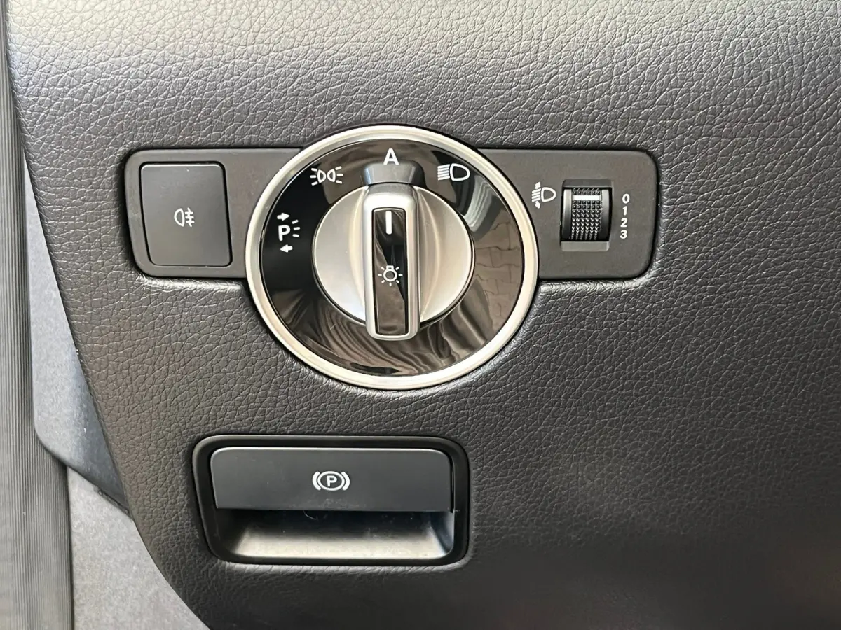 250 Lederen Bekleding | Airscarf | Stoelverwarming | 18" Lichtmetaal | Navigatie | Cruise | Airco | Airco | Audio-navigatie full map | Cruise control