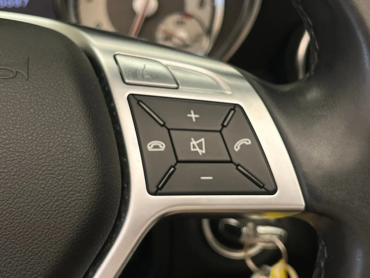 250 Lederen Bekleding | Airscarf | Stoelverwarming | 18" Lichtmetaal | Navigatie | Cruise | Airco | Airco | Audio-navigatie full map | Cruise control