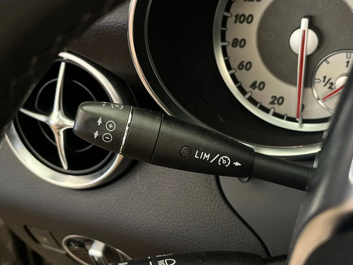250 Lederen Bekleding | Airscarf | Stoelverwarming | 18" Lichtmetaal | Navigatie | Cruise | Airco | Airco | Audio-navigatie full map | Cruise control
