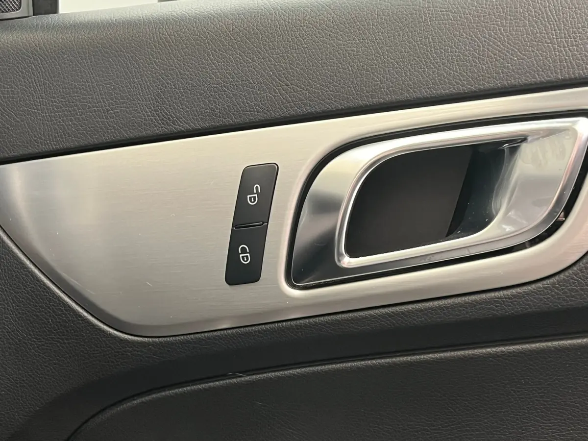 250 Lederen Bekleding | Airscarf | Stoelverwarming | 18" Lichtmetaal | Navigatie | Cruise | Airco | Airco | Audio-navigatie full map | Cruise control