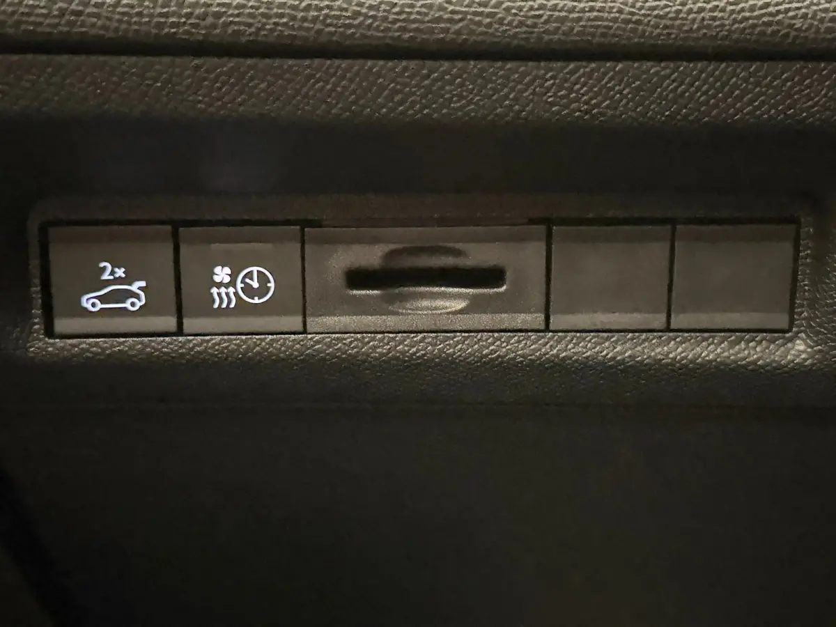 GT Avantage EV 54 kWh Alcantara | Warmtepomp | Navigatie | Stoelverwarming | Apple Carplay/Android Auto | | 11 kW lader | Achteruitrijcamera | Apple Carplay/Android Auto|telefoonintegratie p