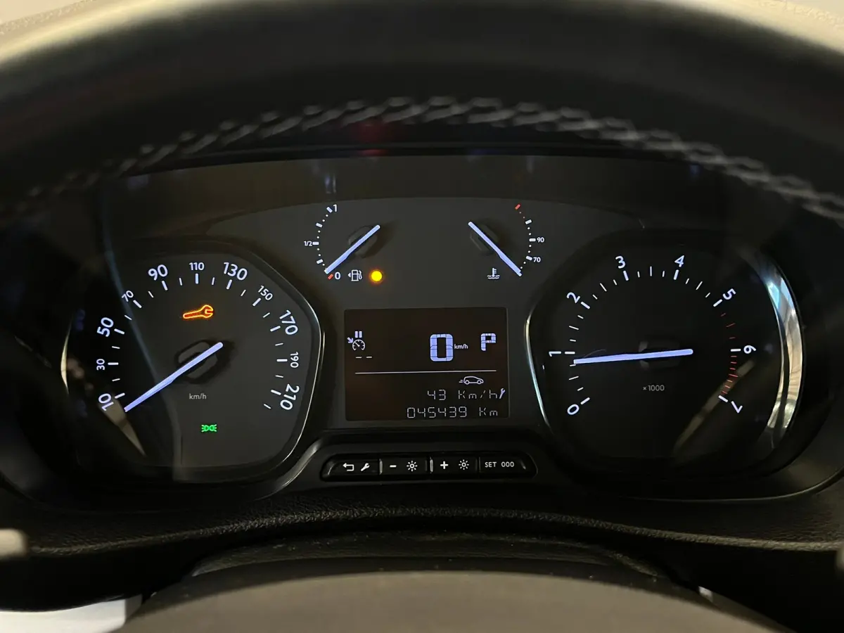2.0 BlueHDi 145 S&S L3 Camera | Ingerichte Laadruimte | Carplay | Keyless | Climate | Cruise | Parkeersensoren Achter | 2 zitplaatsen rechtsvoor | 360 Parkeercamera | Achterdeuren met ruiten