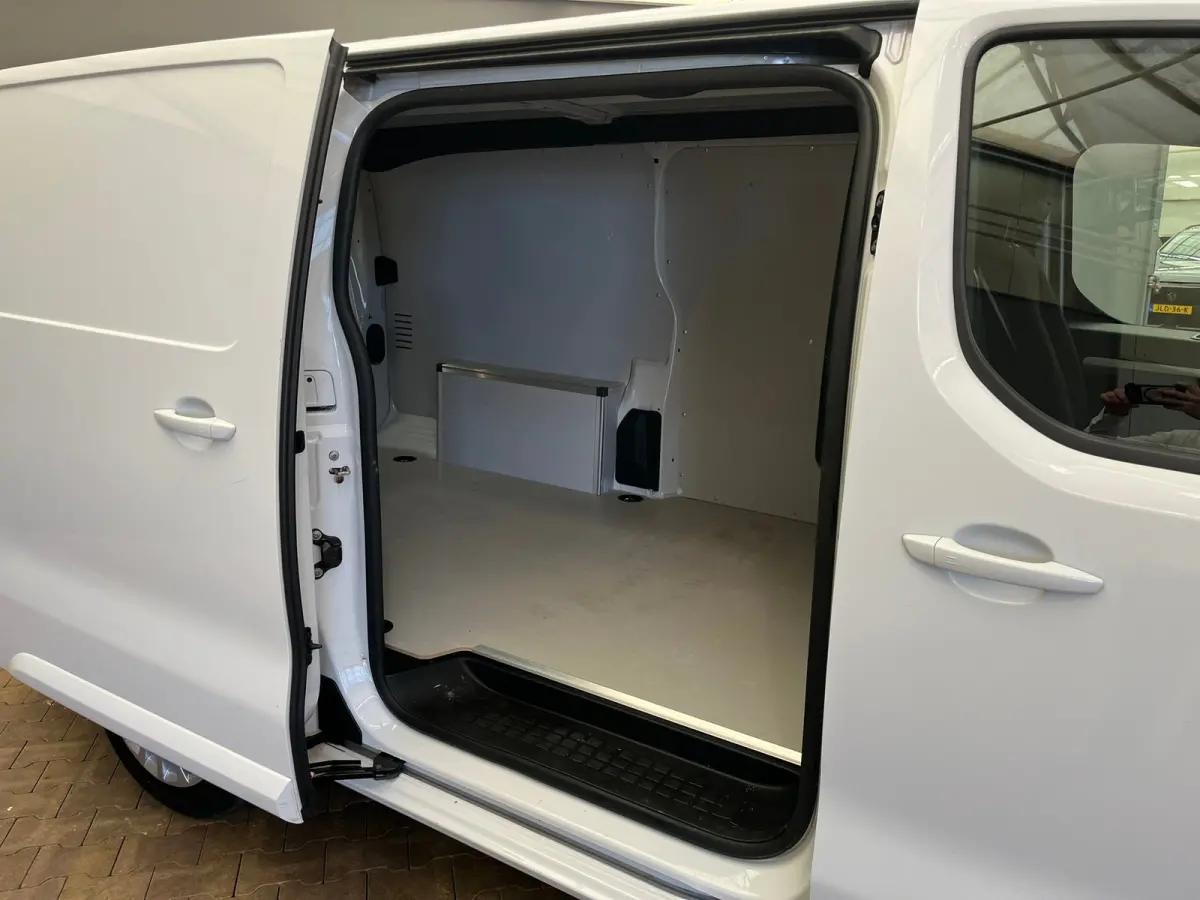 2.0 BlueHDi 145 S&S L3 Camera | Ingerichte Laadruimte | Carplay | Keyless | Climate | Cruise | Parkeersensoren Achter | 2 zitplaatsen rechtsvoor | 360 Parkeercamera | Achterdeuren met ruiten