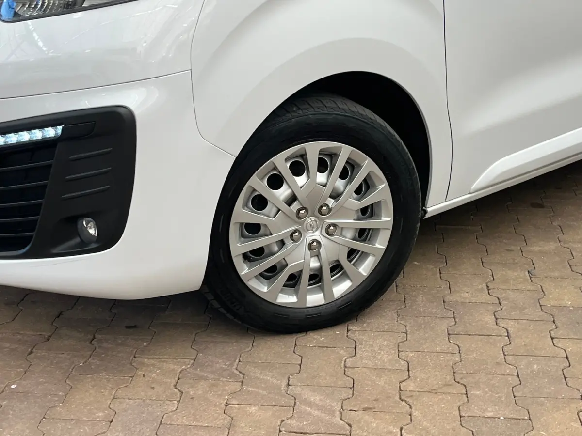 2.0 BlueHDi 145 S&S L3 Camera | Ingerichte Laadruimte | Carplay | Keyless | Climate | Cruise | Parkeersensoren Achter | 2 zitplaatsen rechtsvoor | 360 Parkeercamera | Achterdeuren met ruiten