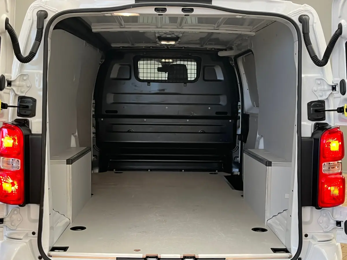 2.0 BlueHDi 145 S&S L3 Camera | Ingerichte Laadruimte | Carplay | Keyless | Climate | Cruise | Parkeersensoren Achter | 2 zitplaatsen rechtsvoor | 360 Parkeercamera | Achterdeuren met ruiten