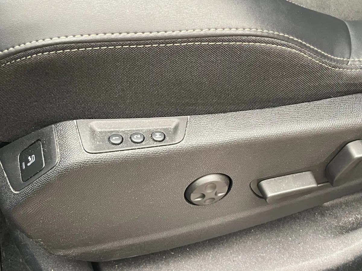 1.6 PureTech GT Pack Business Camera Voor + Achter | Elek. Stoelen met Massagefunctie | Panorama Dak | Parkeersensoren Rondom | Elek. Achterklep | Black Pack | Airco (automatisch) | Apple Ca