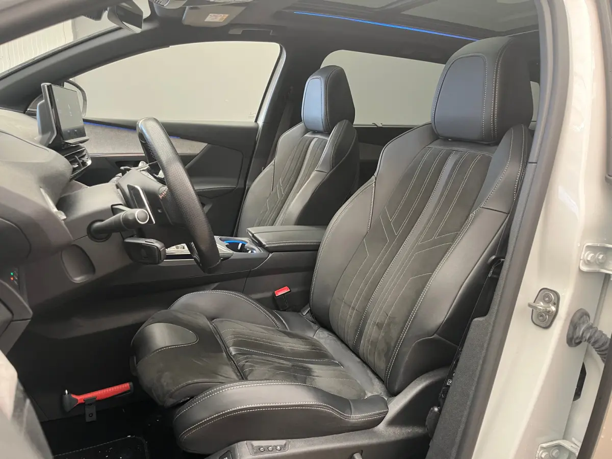 1.6 PureTech GT Pack Business Camera Voor + Achter | Elek. Stoelen met Massagefunctie | Panorama Dak | Parkeersensoren Rondom | Elek. Achterklep | Black Pack | Airco (automatisch) | Apple Ca