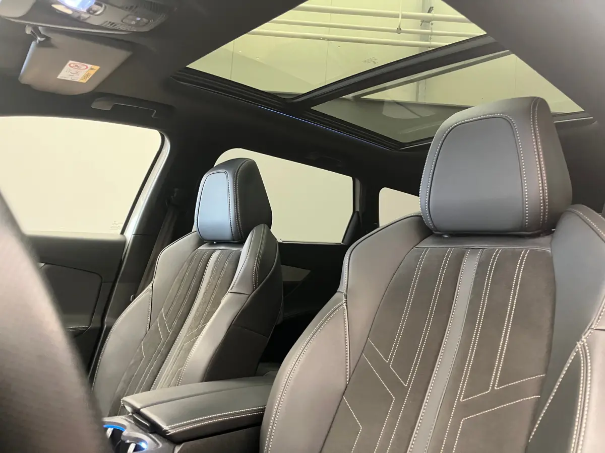 1.6 PureTech GT Pack Business Camera Voor + Achter | Elek. Stoelen met Massagefunctie | Panorama Dak | Parkeersensoren Rondom | Elek. Achterklep | Black Pack | Airco (automatisch) | Apple Ca