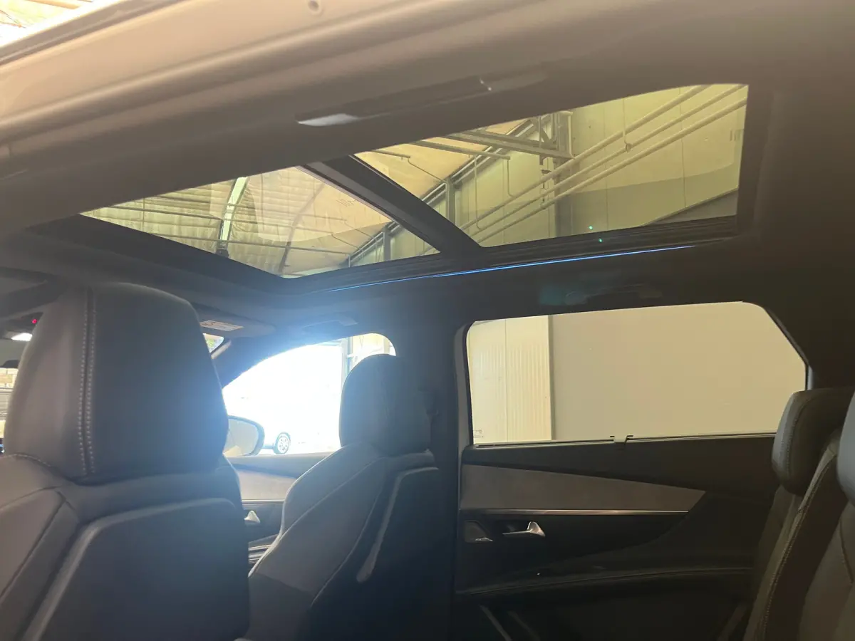 1.6 PureTech GT Pack Business Camera Voor + Achter | Elek. Stoelen met Massagefunctie | Panorama Dak | Parkeersensoren Rondom | Elek. Achterklep | Black Pack | Airco (automatisch) | Apple Ca