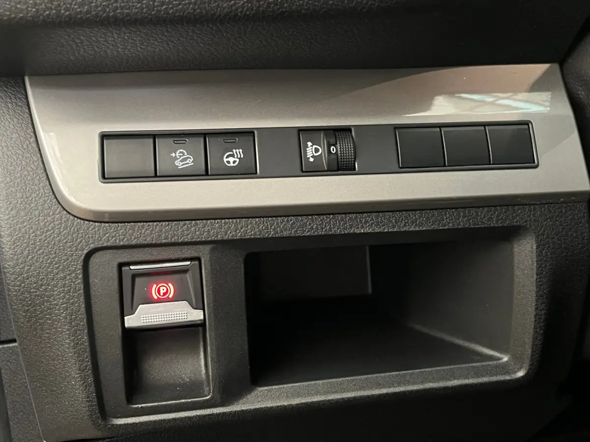 2.0 Diesel 180 S&S L3 Ingerichte Laadruimte | Parkeersensoren Rondom | Carplay | Climate Control | Digitaal Dashboard | 2 zitplaatsen rechtsvoor | Airco | Airco (automatisch)