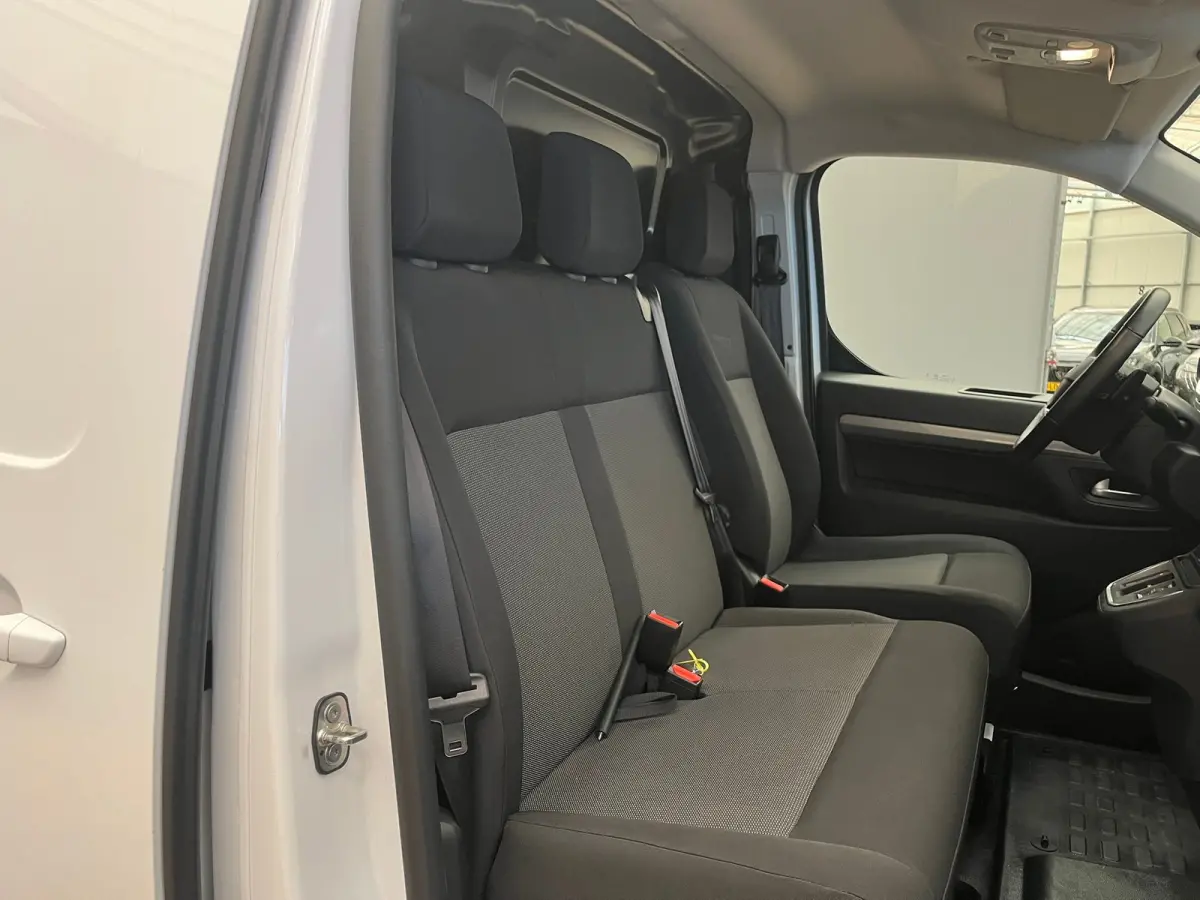 2.0 Diesel 180 S&S L3 Ingerichte Laadruimte | Parkeersensoren Rondom | Carplay | Climate Control | Digitaal Dashboard | 2 zitplaatsen rechtsvoor | Airco | Airco (automatisch)