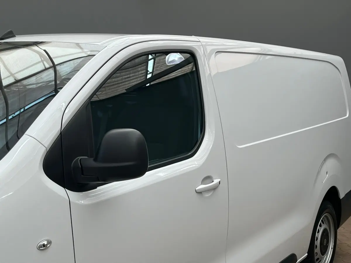 2.0 Diesel 180 S&S L3 Ingerichte Laadruimte | Parkeersensoren Rondom | Carplay | Climate Control | Digitaal Dashboard | 2 zitplaatsen rechtsvoor | Airco | Airco (automatisch)