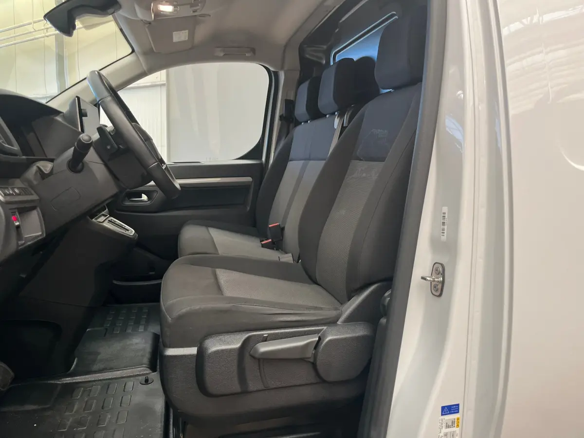 2.0 Diesel 180 S&S L3 Ingerichte Laadruimte | Parkeersensoren Rondom | Carplay | Climate Control | Digitaal Dashboard | 2 zitplaatsen rechtsvoor | Airco | Airco (automatisch)