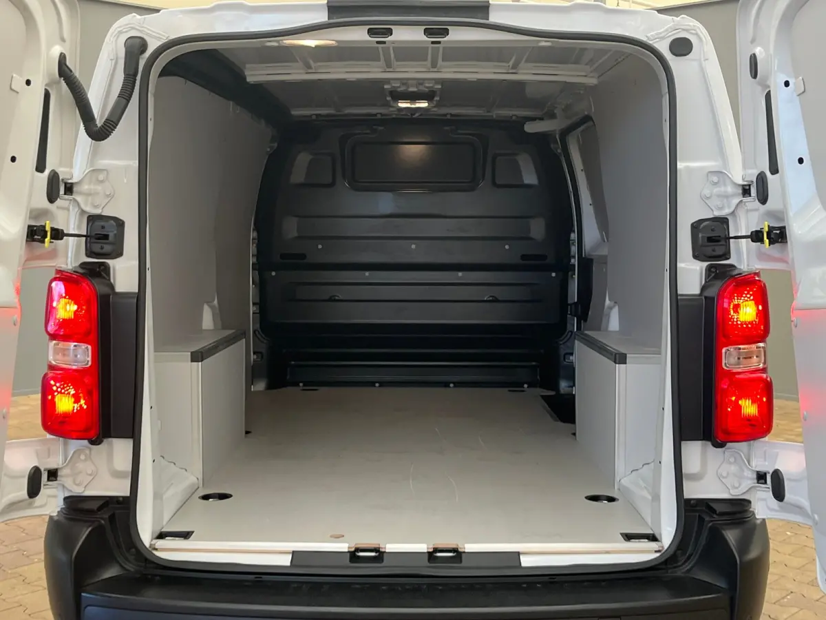 2.0 Diesel 180 S&S L3 Ingerichte Laadruimte | Parkeersensoren Rondom | Carplay | Climate Control | Digitaal Dashboard | 2 zitplaatsen rechtsvoor | Airco | Airco (automatisch)
