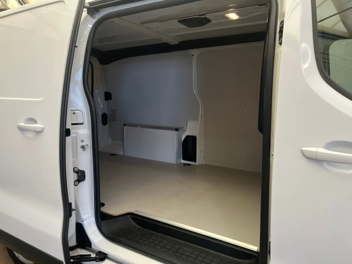 2.0 Diesel 180 S&S L3 Ingerichte Laadruimte | Parkeersensoren Rondom | Carplay | Climate Control | Digitaal Dashboard | 2 zitplaatsen rechtsvoor | Airco | Airco (automatisch)