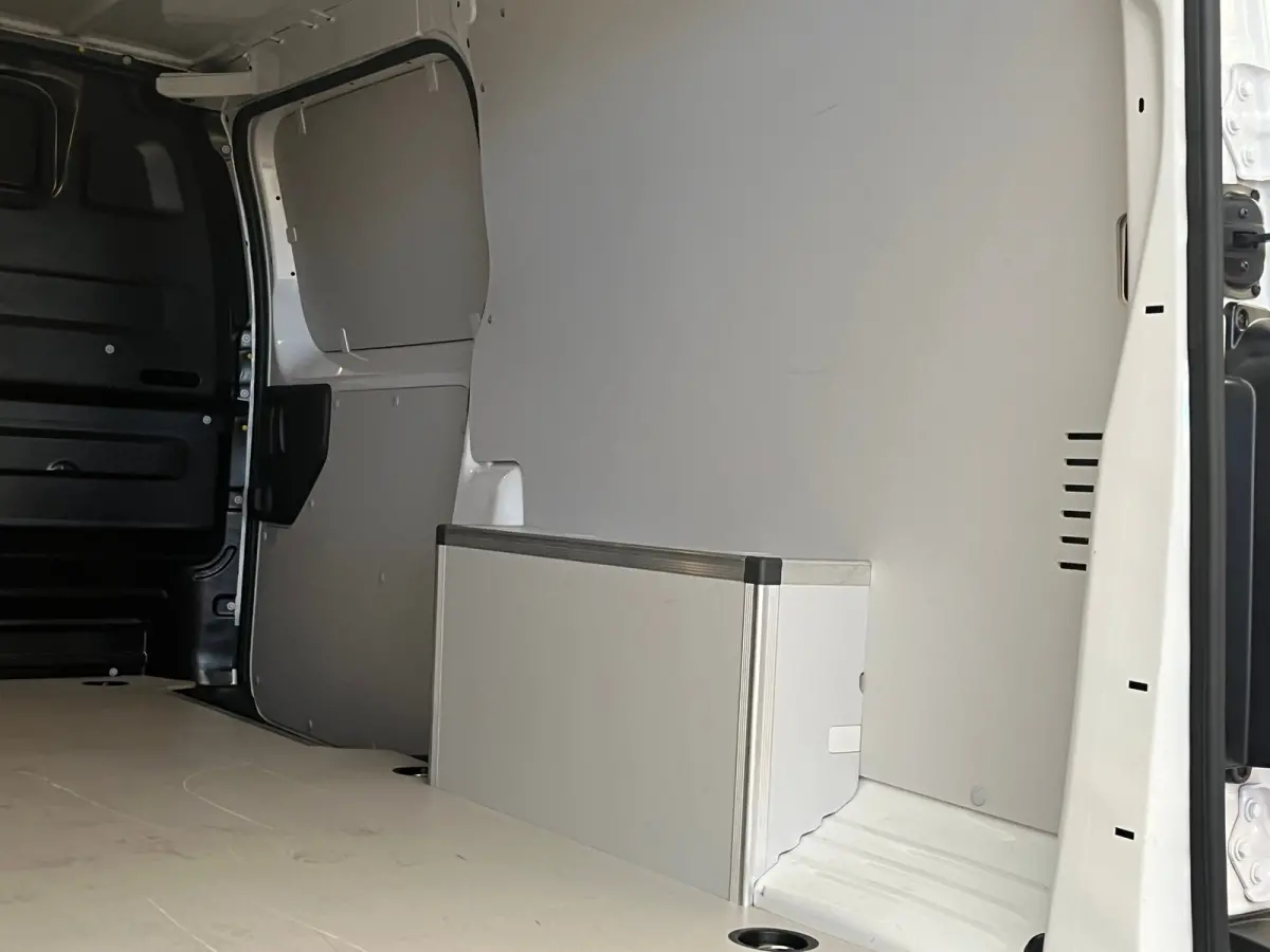 2.0 Diesel 180 S&S L3 Ingerichte Laadruimte | Parkeersensoren Rondom | Carplay | Climate Control | Digitaal Dashboard | 2 zitplaatsen rechtsvoor | Airco | Airco (automatisch)