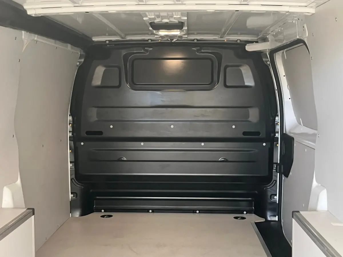 2.0 Diesel 180 S&S L3 Ingerichte Laadruimte | Parkeersensoren Rondom | Carplay | Climate Control | Digitaal Dashboard | 2 zitplaatsen rechtsvoor | Airco | Airco (automatisch)