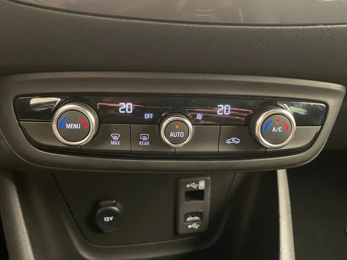 1.2 TURBO 110PK ULTIMATE Alcantara | Camera | Carplay | Parkeersensoren Rondom | Climate Control | 17" Lichtmetaal | Camera  | Achteruitrijcamera | Apple Carplay/Android Auto|telefoonintegra