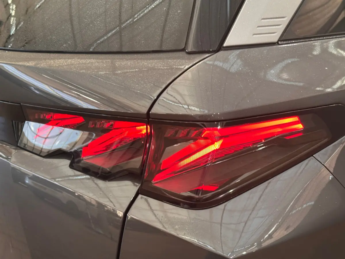 1.2 Hybrid 136 GT Camera | Stoel + Stuurverwarming | Camera | Carplay | Digitaal Dashboard | Leder/Stof | Climate | Achteruitrijcamera | Cruise control adaptief met Stop&Go | DAB ontvanger