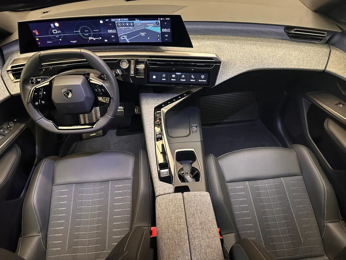 1.2 Hybrid 136 GT Camera | Stoel + Stuurverwarming | Camera | Carplay | Digitaal Dashboard | Leder/Stof | Climate | Achteruitrijcamera | Cruise control adaptief met Stop&Go | DAB ontvanger