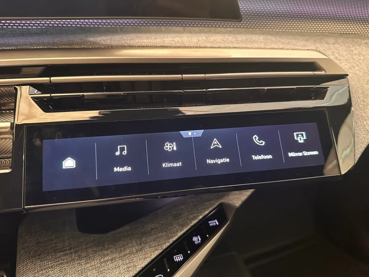 1.2 Hybrid 136 GT Camera | Stoel + Stuurverwarming | Camera | Carplay | Digitaal Dashboard | Leder/Stof | Climate | Achteruitrijcamera | Cruise control adaptief met Stop&Go | DAB ontvanger