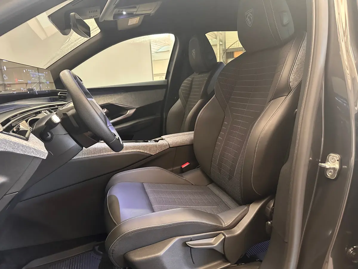 1.2 Hybrid 136 GT Camera | Stoel + Stuurverwarming | Camera | Carplay | Digitaal Dashboard | Leder/Stof | Climate | Achteruitrijcamera | Cruise control adaptief met Stop&Go | DAB ontvanger