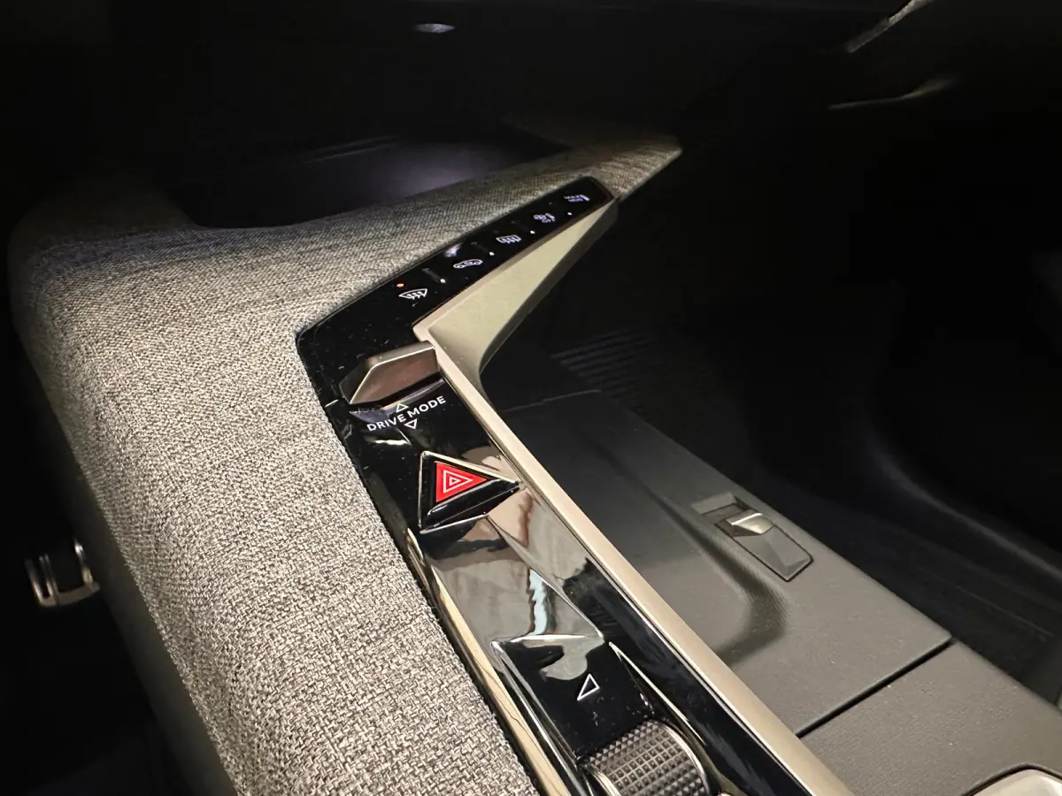 1.2 Hybrid 136 GT Camera | Stoel + Stuurverwarming | Camera | Carplay | Digitaal Dashboard | Leder/Stof | Climate | Achteruitrijcamera | Cruise control adaptief met Stop&Go | DAB ontvanger