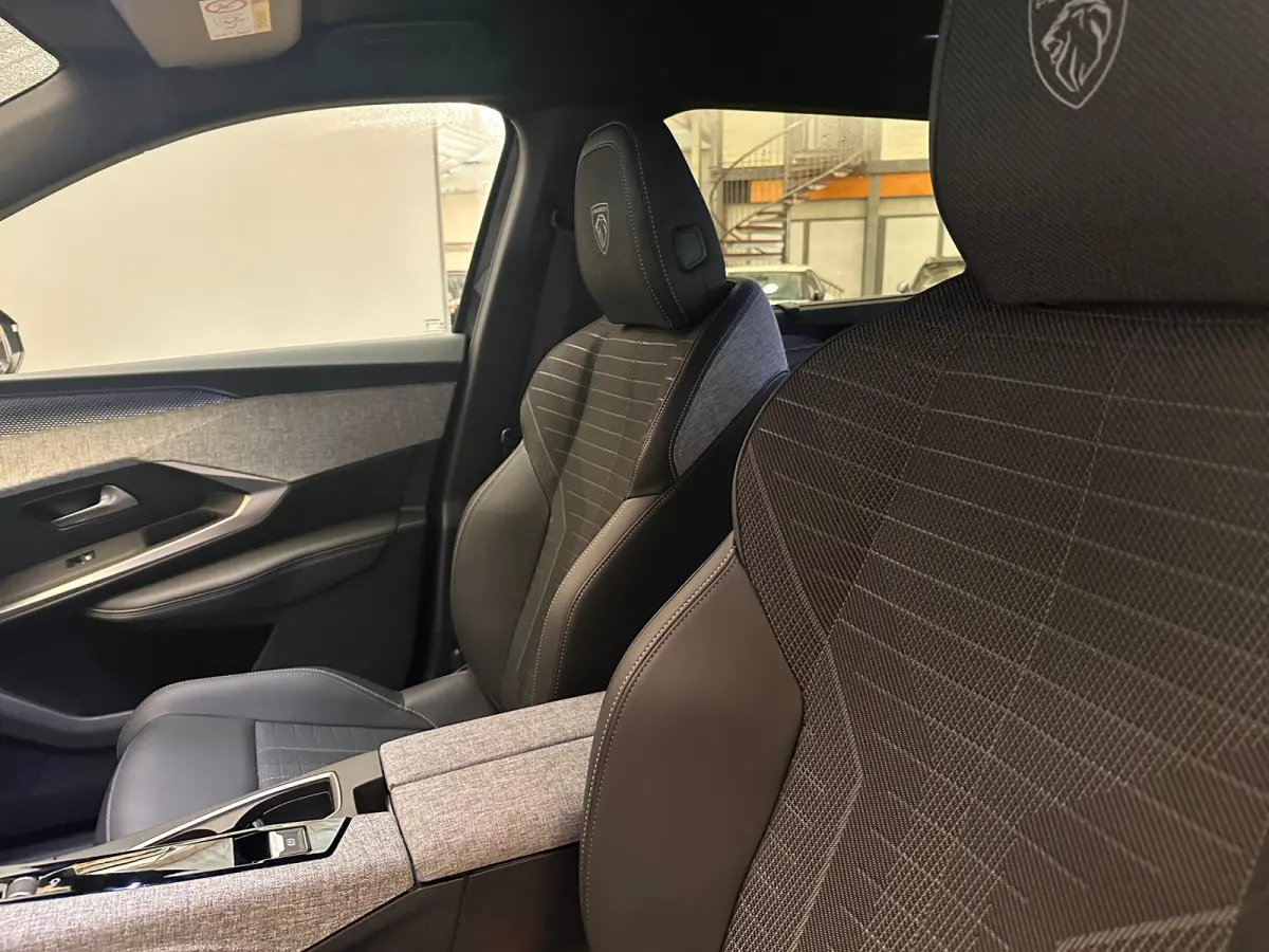 1.2 Hybrid 136 GT Camera | Stoel + Stuurverwarming | Camera | Carplay | Digitaal Dashboard | Leder/Stof | Climate | Achteruitrijcamera | Cruise control adaptief met Stop&Go | DAB ontvanger