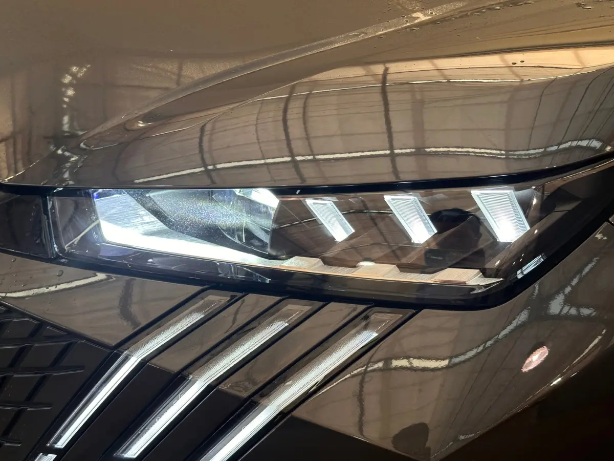 1.2 Hybrid 136 GT Camera | Stoel + Stuurverwarming | Camera | Carplay | Digitaal Dashboard | Leder/Stof | Climate | Achteruitrijcamera | Cruise control adaptief met Stop&Go | DAB ontvanger