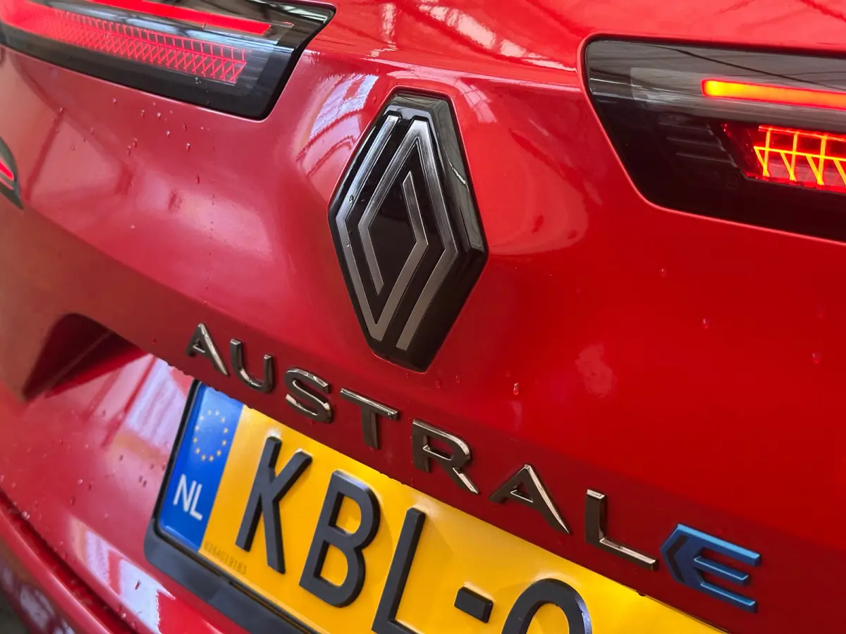 1.2 E-Tech full hybrid iconic esprit Alpine Rondomzicht Camera | 20" Lichtmetaal | Navigatie | Heads-up Display | Stuur & Stoelverwarming | Apple Carplay/Android Auto|telefoonintegratie prem
