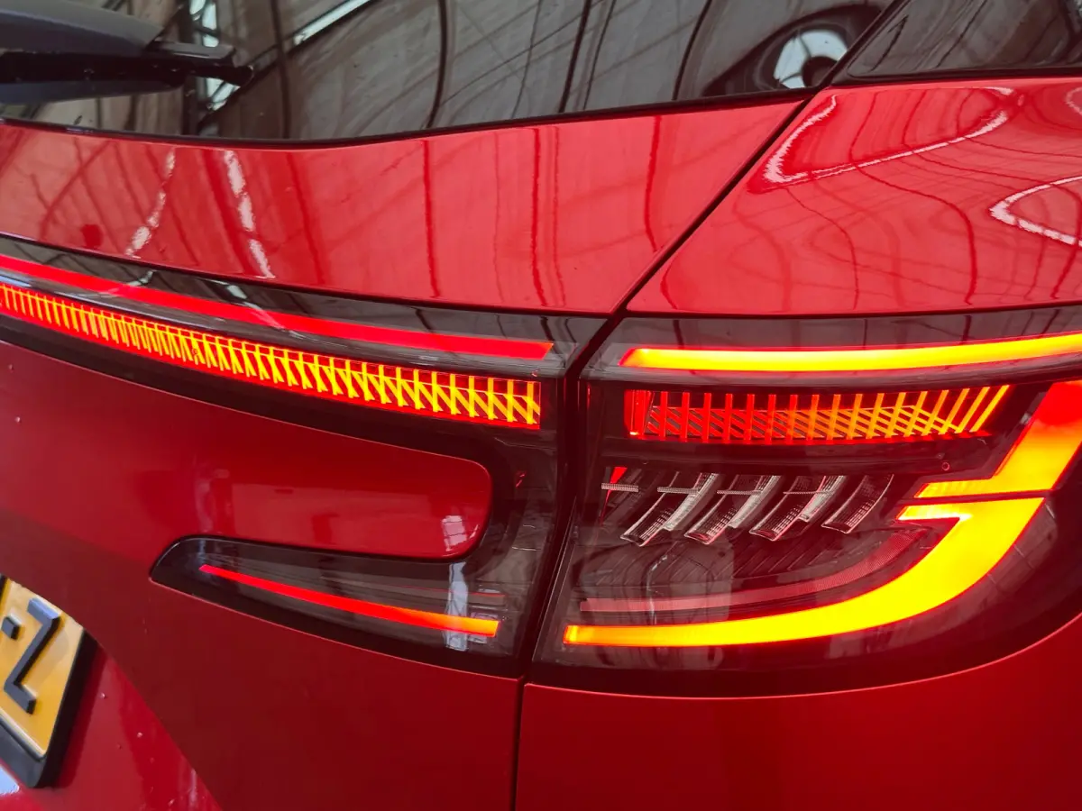 1.2 E-Tech full hybrid iconic esprit Alpine Rondomzicht Camera | 20" Lichtmetaal | Navigatie | Heads-up Display | Stuur & Stoelverwarming | Apple Carplay/Android Auto|telefoonintegratie prem