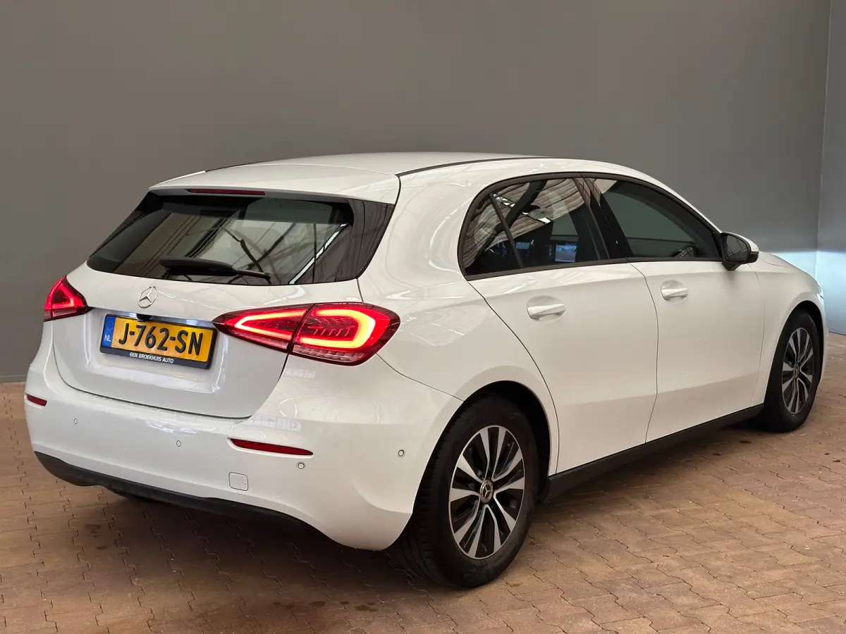 160 Business Solution Camera | Parkeersensoren | Widescreen | Stoelverwarming | LED | 16" Lichtmetaal | Navigatie | Achteruitrijcamera | Airco (automatisch) | Cruise control