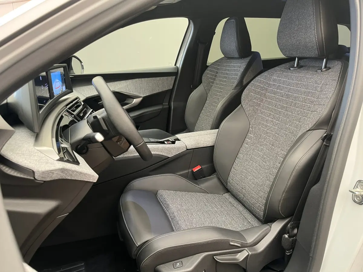 1.2 HYBRID 145PK 7-ZITS ALLURE AUTOMAAT Camera | Stoelverwaming | Cruise | Leder/Stof (AGR) | LED | 18LMV | Clima | 7 Persoons | Getint glas | | 2 stoelen op derde rij | Achterbank in delen 