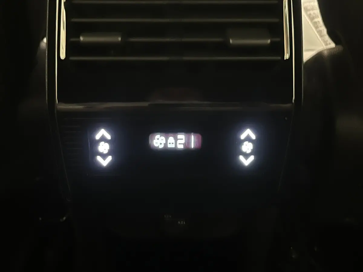 1.2 HYBRID 145PK 7-ZITS ALLURE AUTOMAAT Camera | Stoelverwaming | Cruise | Leder/Stof (AGR) | LED | 18LMV | Clima | 7 Persoons | Getint glas | | 2 stoelen op derde rij | Achterbank in delen 