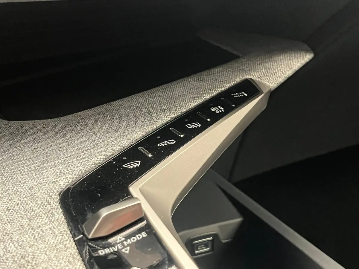 1.2 HYBRID 145PK 7-ZITS ALLURE AUTOMAAT Camera | Stoelverwaming | Cruise | Leder/Stof (AGR) | LED | 18LMV | Clima | 7 Persoons | Getint glas | | 2 stoelen op derde rij | Achterbank in delen 