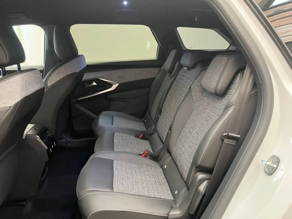 1.2 HYBRID 145PK 7-ZITS ALLURE AUTOMAAT Camera | Stoelverwaming | Cruise | Leder/Stof (AGR) | LED | 18LMV | Clima | 7 Persoons | Getint glas | | 2 stoelen op derde rij | Achterbank in delen 