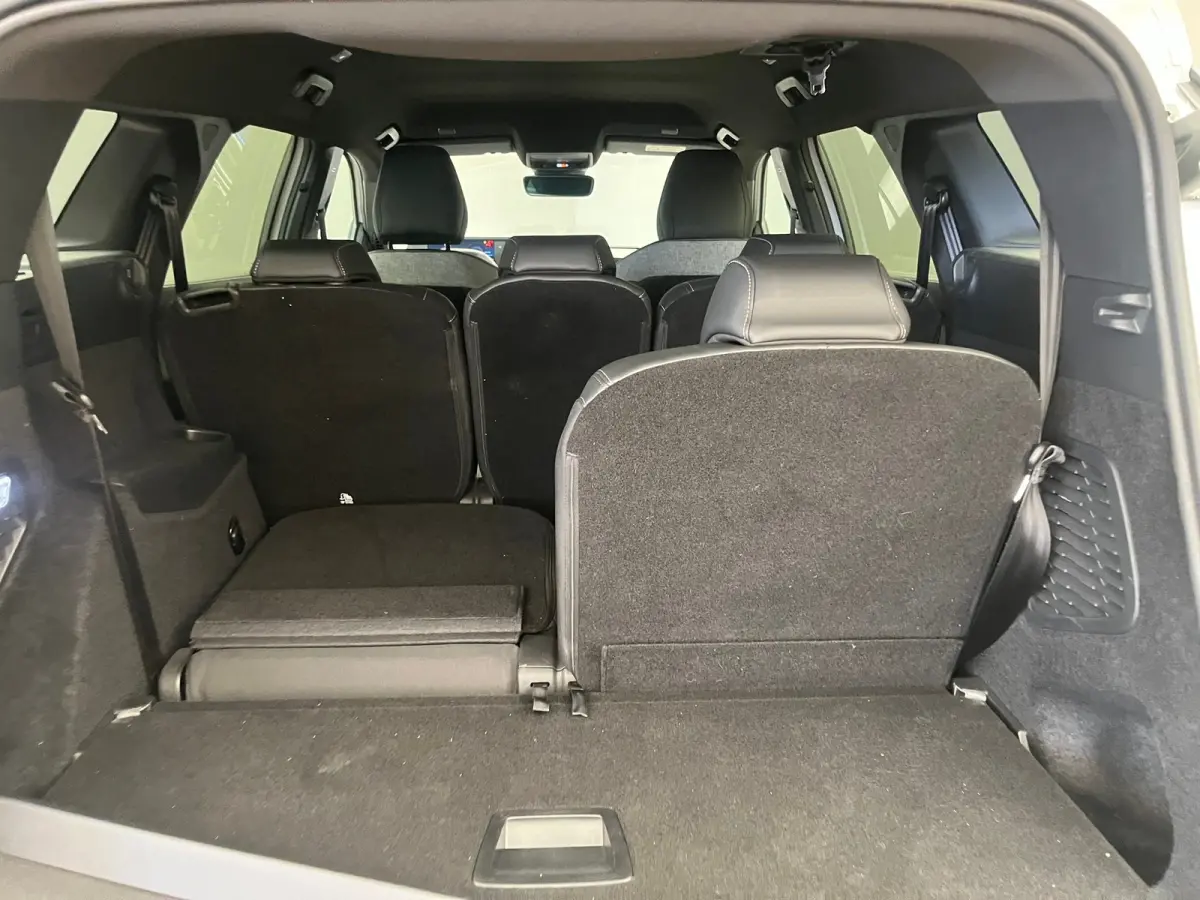 1.2 HYBRID 145PK 7-ZITS ALLURE AUTOMAAT Camera | Stoelverwaming | Cruise | Leder/Stof (AGR) | LED | 18LMV | Clima | 7 Persoons | Getint glas | | 2 stoelen op derde rij | Achterbank in delen 