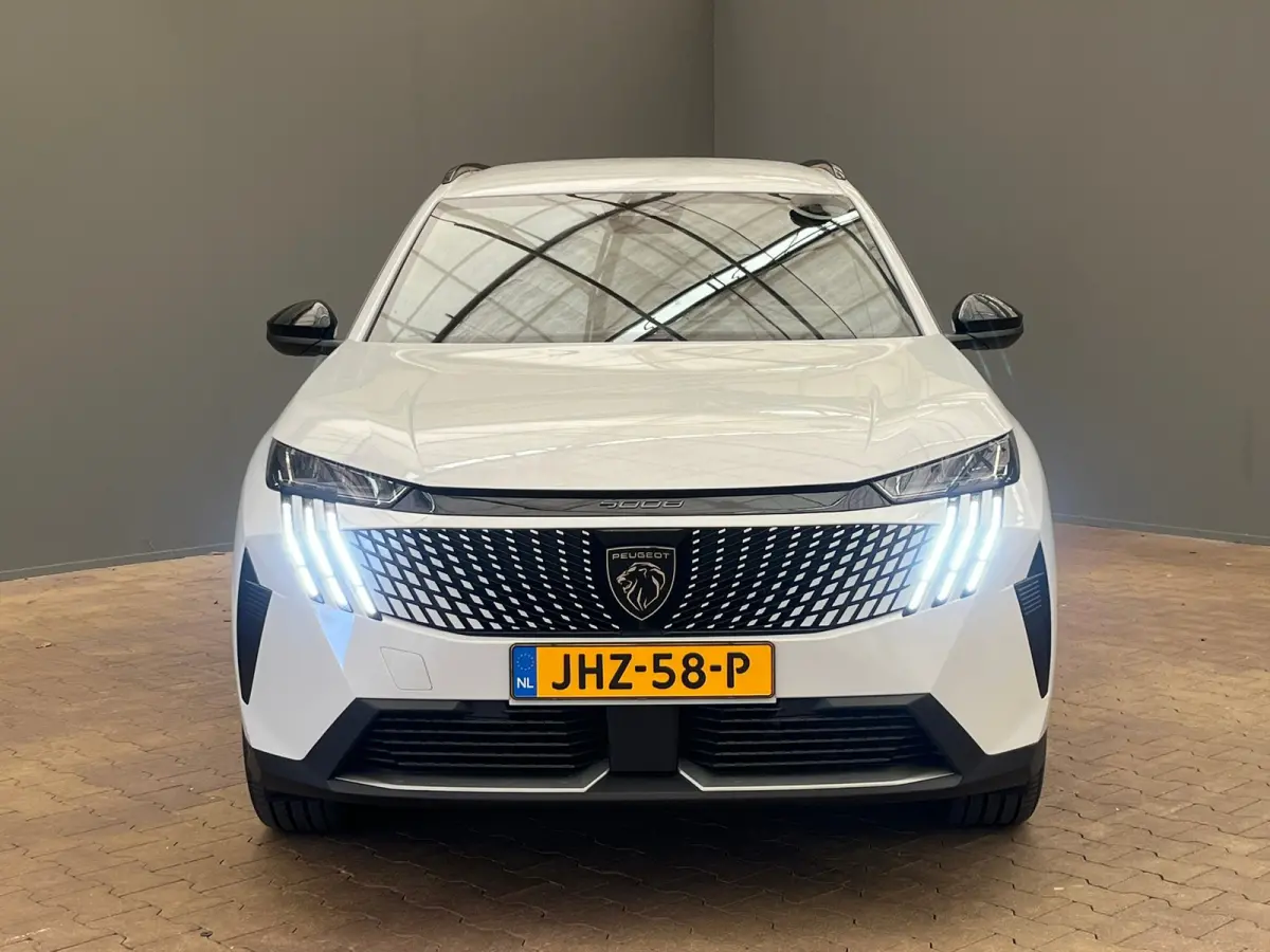 1.2 HYBRID 145PK 7-ZITS ALLURE AUTOMAAT Camera | Stoelverwaming | Cruise | Leder/Stof (AGR) | LED | 18LMV | Clima | 7 Persoons | Getint glas | | 2 stoelen op derde rij | Achterbank in delen 