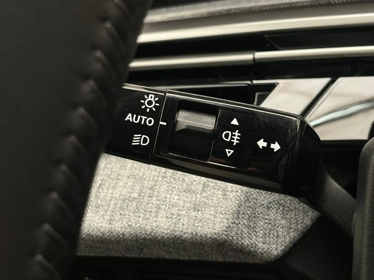 1.2 HYBRID 145PK 7-ZITS ALLURE AUTOMAAT Camera | Stoelverwaming | Cruise | Leder/Stof (AGR) | LED | 18LMV | Clima | 7 Persoons | Getint glas | | 2 stoelen op derde rij | Achterbank in delen 