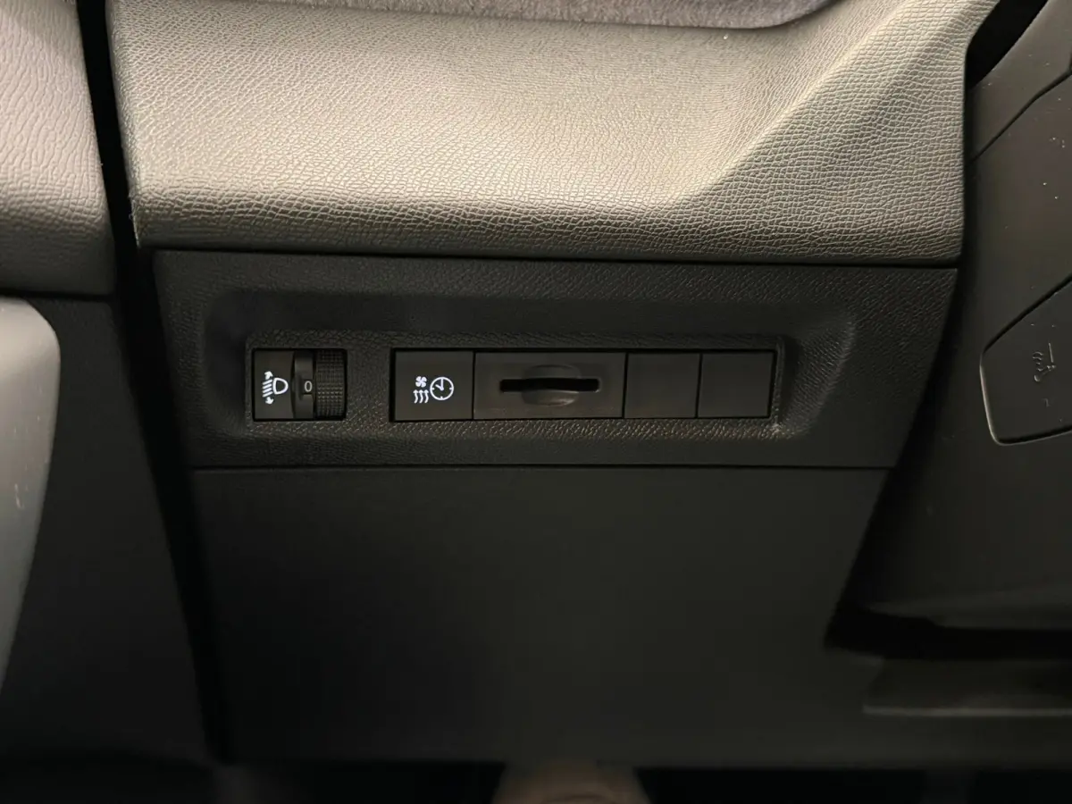 Allure EV 54 kWh Adaptieve Cruise | Camera | Leder/Stof | 17LMV | Navigatie | Stoelverwarming | | 11 kW lader | Achteruitrijcamera | Bluetooth telefoonvoorbereiding