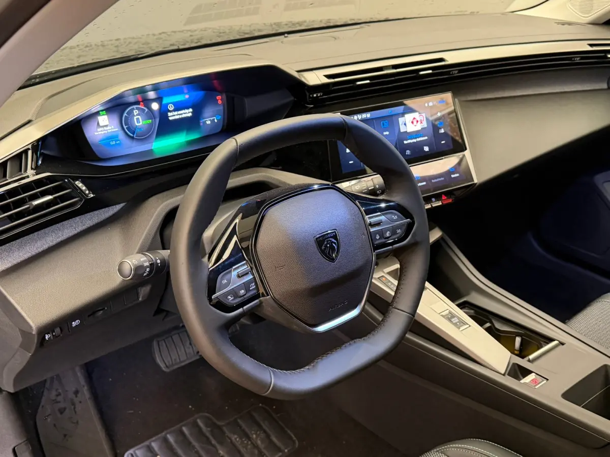 Allure EV 54 kWh Adaptieve Cruise | Camera | Leder/Stof | 17LMV | Navigatie | Stoelverwarming | | 11 kW lader | Achteruitrijcamera | Bluetooth telefoonvoorbereiding