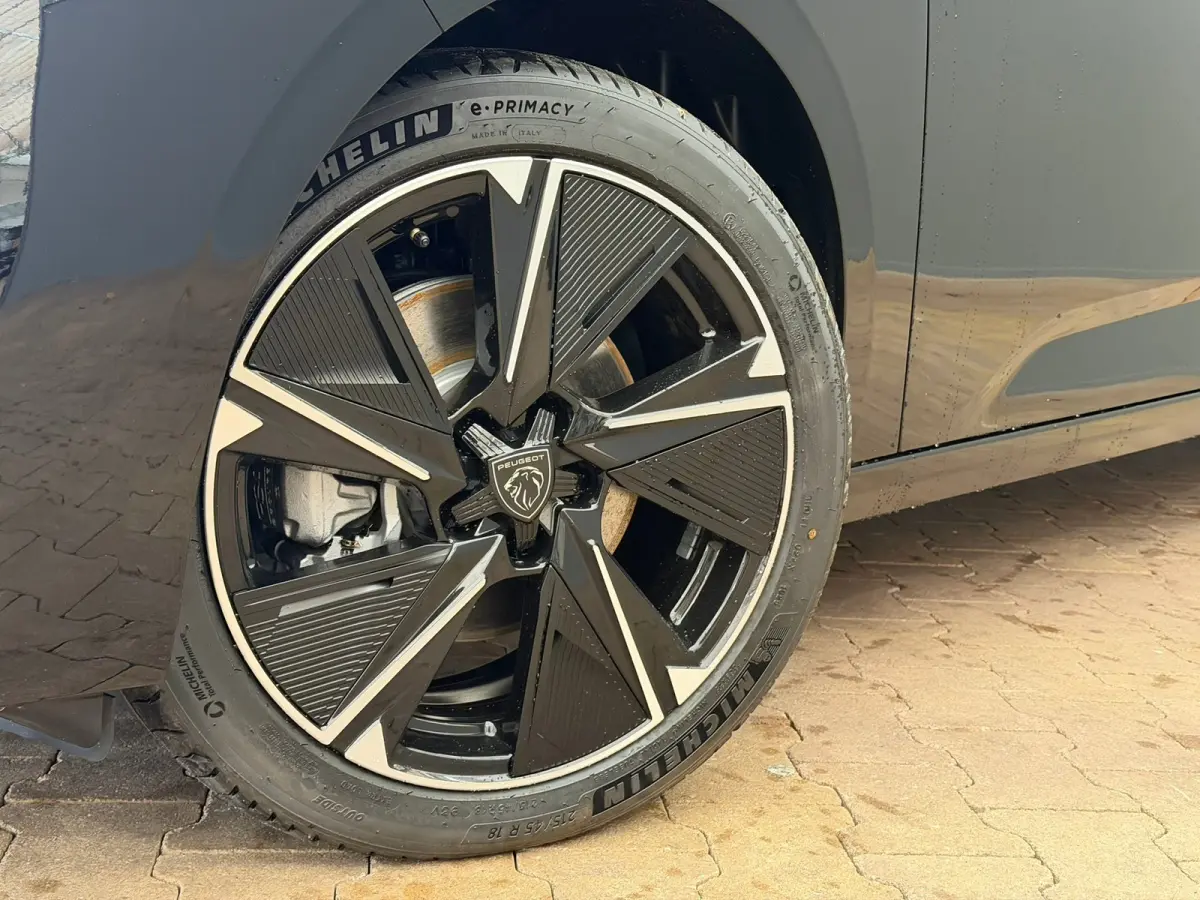 Allure EV 54 kWh Adaptieve Cruise | Camera | Leder/Stof | 17LMV | Navigatie | Stoelverwarming | | 11 kW lader | Achteruitrijcamera | Bluetooth telefoonvoorbereiding